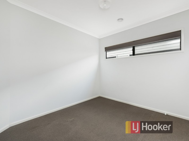 42 Mossey Crescent, Cranbourne East VIC 3977