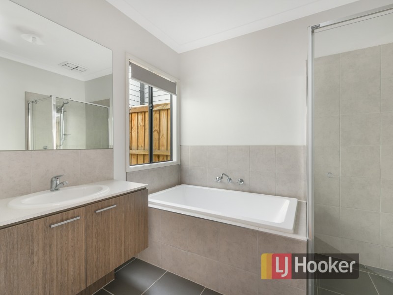42 Mossey Crescent, Cranbourne East VIC 3977