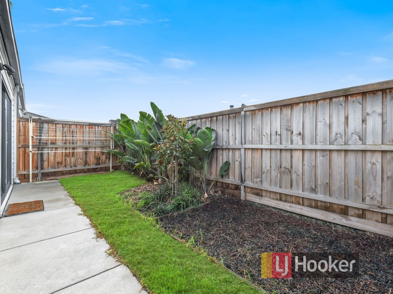 42 Mossey Crescent, Cranbourne East VIC 3977