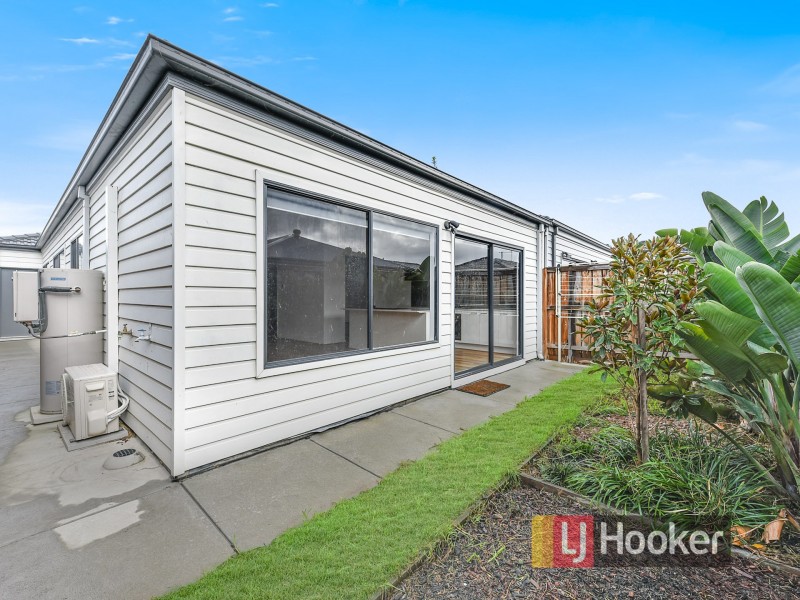 42 Mossey Crescent, Cranbourne East VIC 3977