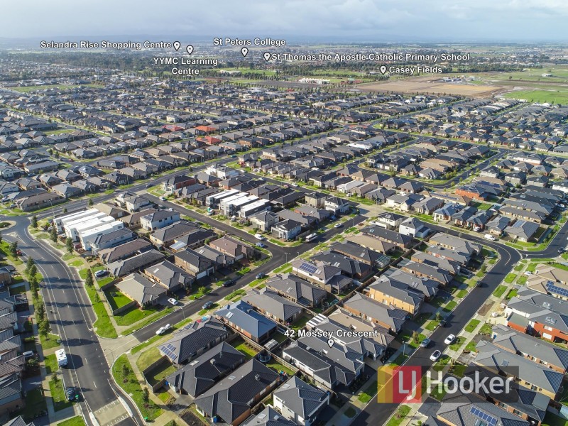 42 Mossey Crescent, Cranbourne East VIC 3977