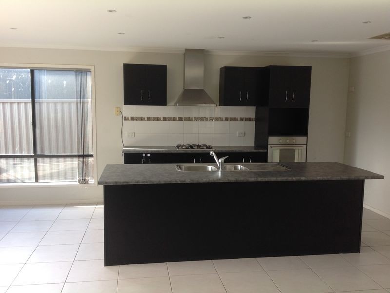 17 Greenaway Terrace, Cranbourne East VIC 3977