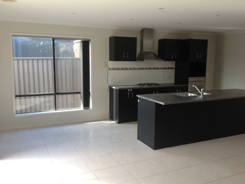 17 Greenaway Terrace, Cranbourne East VIC 3977