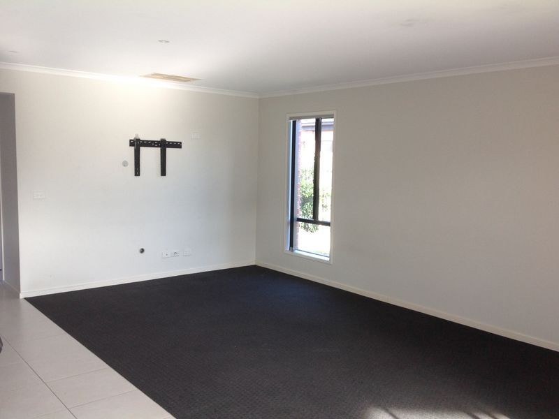 17 Greenaway Terrace, Cranbourne East VIC 3977