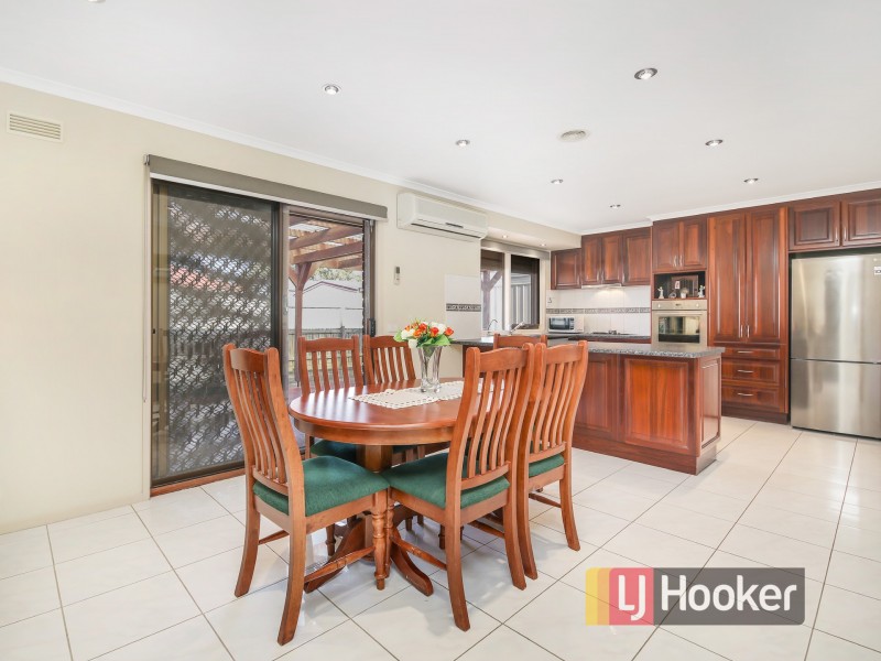 23 Lansell Drive, Cranbourne North VIC 3977