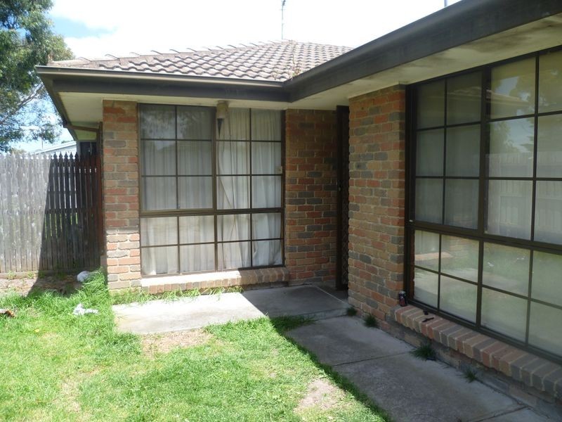 2/8 Hazlitt Court, Cranbourne VIC 3977