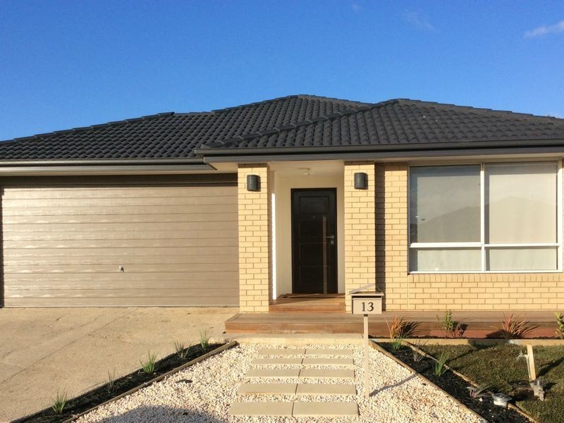 13 Valencia Circuit, Cranbourne VIC 3977