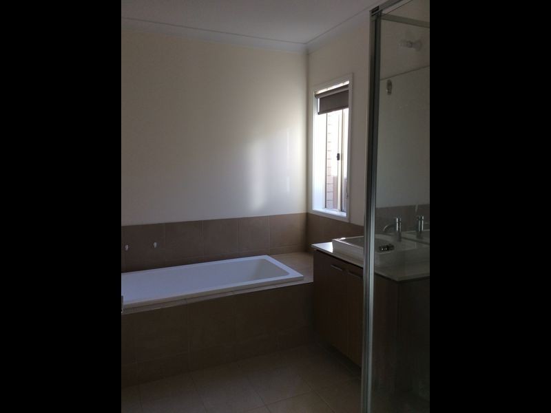 13 Valencia Circuit, Cranbourne VIC 3977