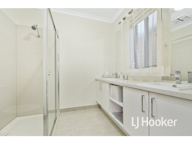 7 Omeara Crescent, Cranbourne East VIC 3977