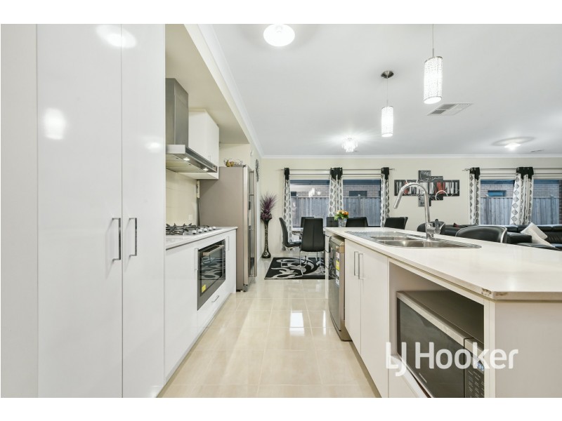 7 Omeara Crescent, Cranbourne East VIC 3977