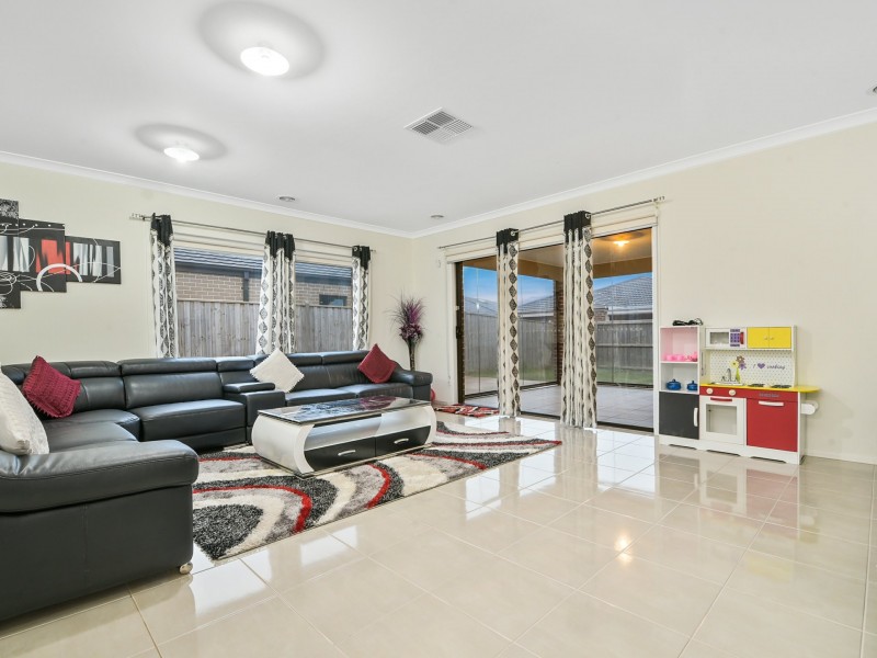 7 Omeara Crescent, Cranbourne East VIC 3977