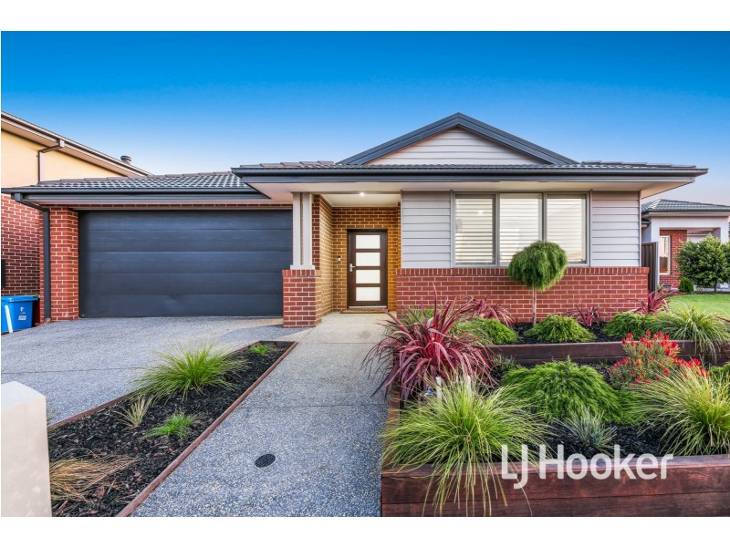 51 Bathgate Crescent, Cranbourne East VIC 3977