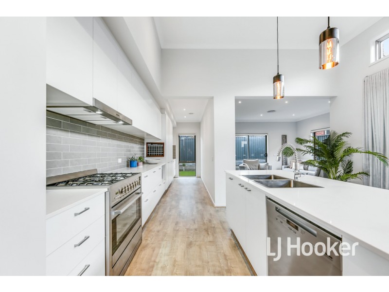 51 Bathgate Crescent, Cranbourne East VIC 3977