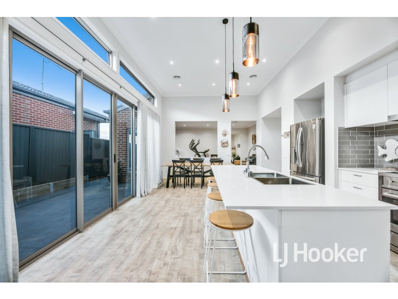 51 Bathgate Crescent, Cranbourne East VIC 3977