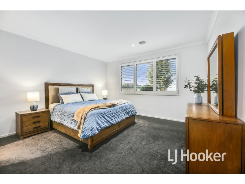 51 Bathgate Crescent, Cranbourne East VIC 3977