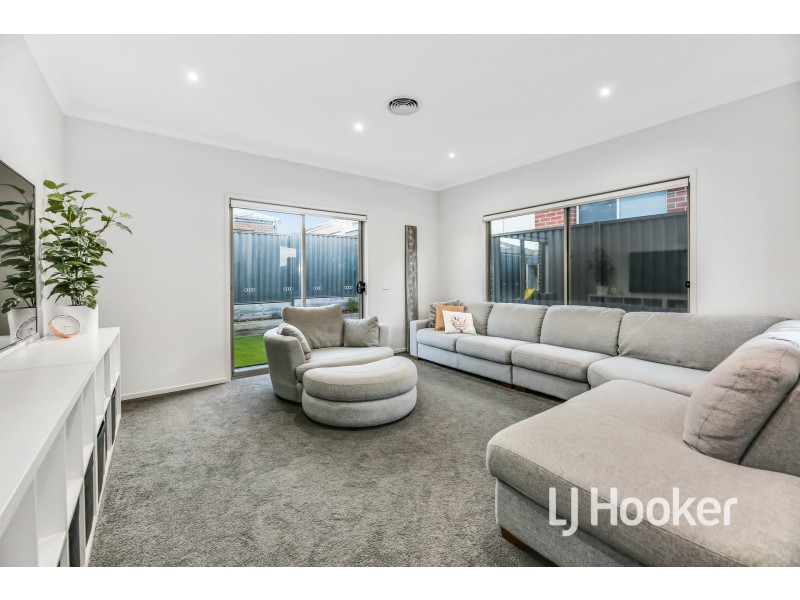 51 Bathgate Crescent, Cranbourne East VIC 3977