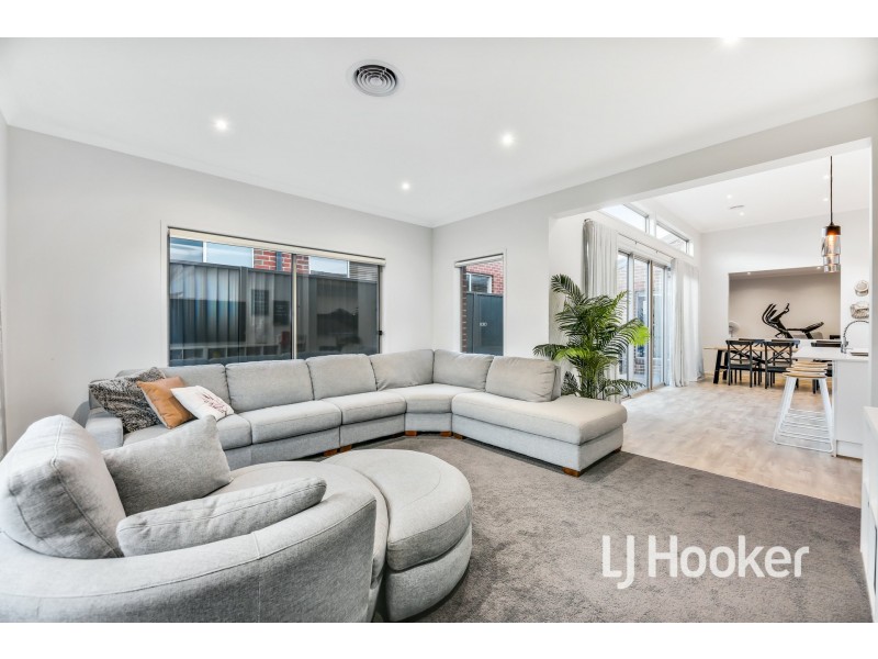 51 Bathgate Crescent, Cranbourne East VIC 3977