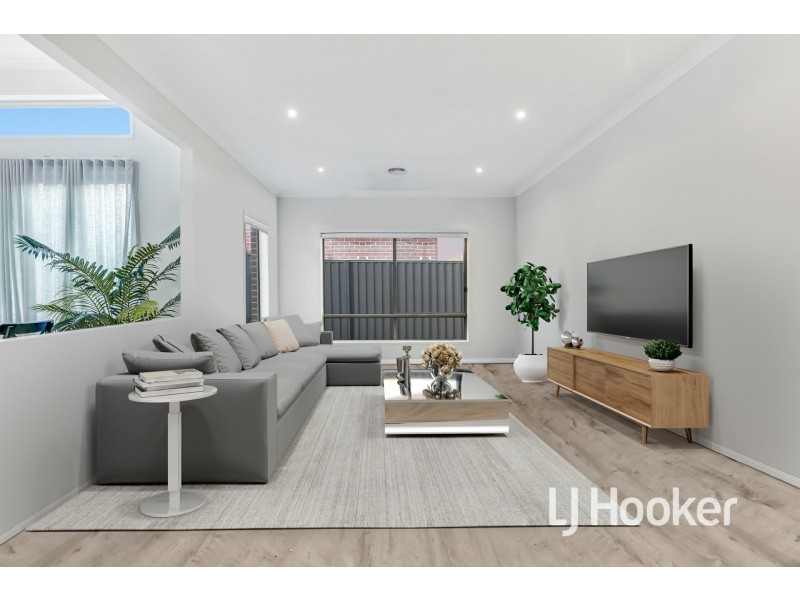 51 Bathgate Crescent, Cranbourne East VIC 3977
