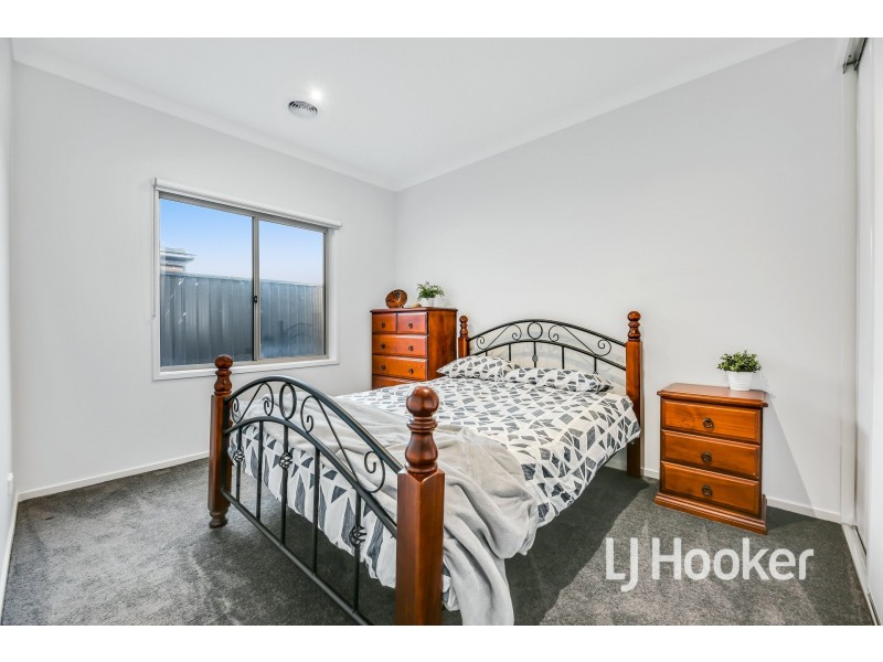 51 Bathgate Crescent, Cranbourne East VIC 3977