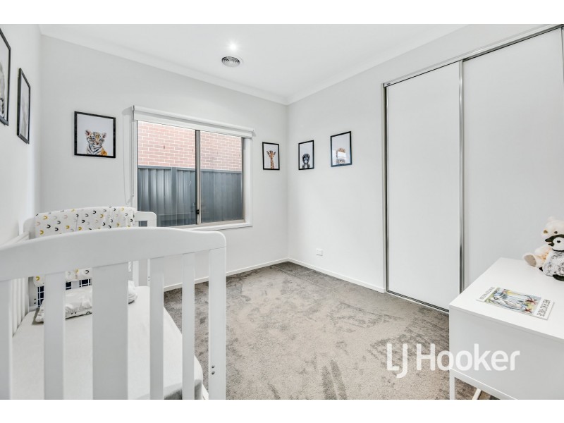 51 Bathgate Crescent, Cranbourne East VIC 3977
