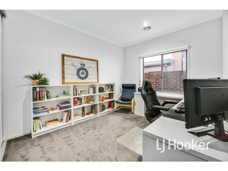 51 Bathgate Crescent, Cranbourne East VIC 3977