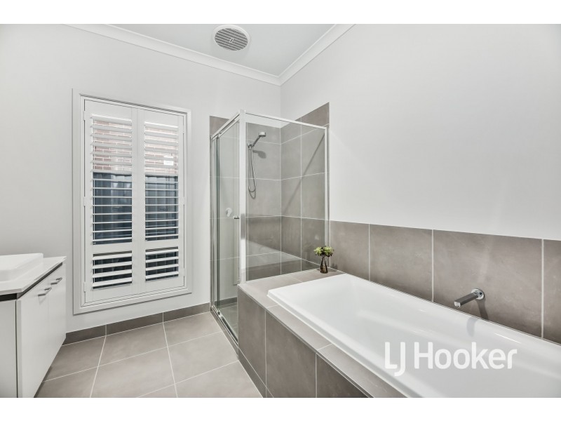 51 Bathgate Crescent, Cranbourne East VIC 3977