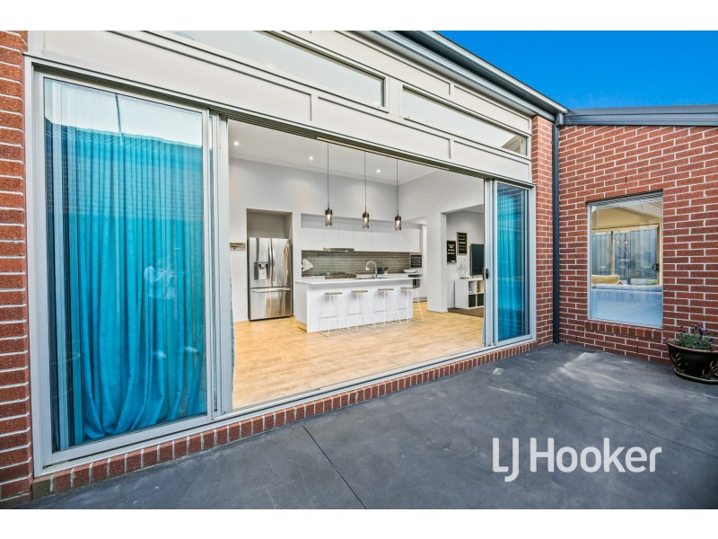 51 Bathgate Crescent, Cranbourne East VIC 3977
