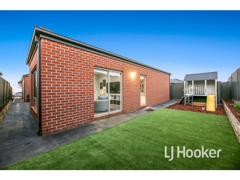 51 Bathgate Crescent, Cranbourne East VIC 3977