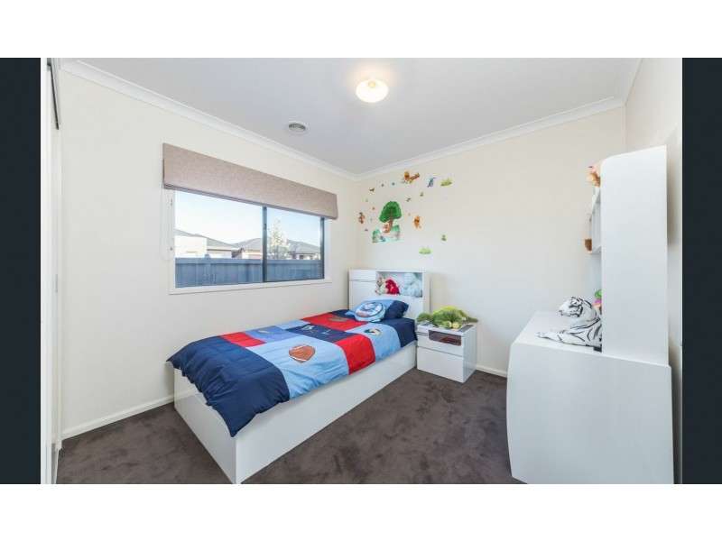 1 Bristol Drive, Cranbourne North VIC 3977