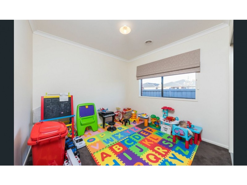 1 Bristol Drive, Cranbourne North VIC 3977