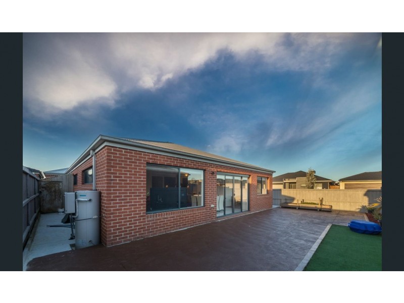 1 Bristol Drive, Cranbourne North VIC 3977
