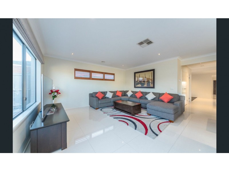 1 Bristol Drive, Cranbourne North VIC 3977