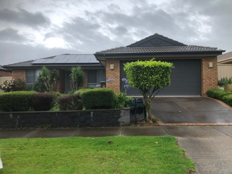 5 Armoy Close, Cranbourne East VIC 3977