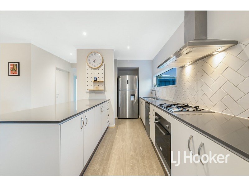 3 Sundew Avenue, Cranbourne East VIC 3977