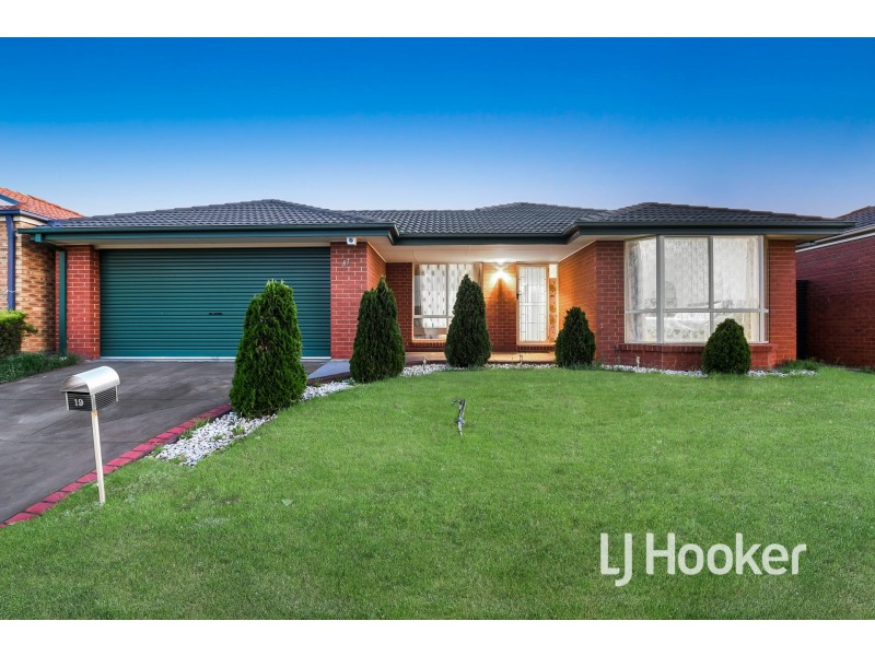 19 Nyarrin Place, Cranbourne West VIC 3977