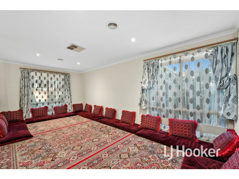 19 Nyarrin Place, Cranbourne West VIC 3977