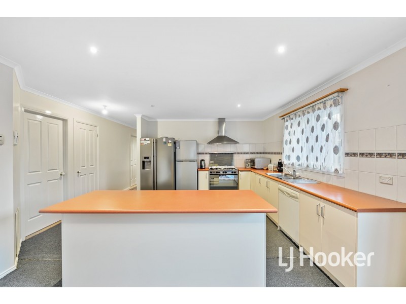 19 Nyarrin Place, Cranbourne West VIC 3977