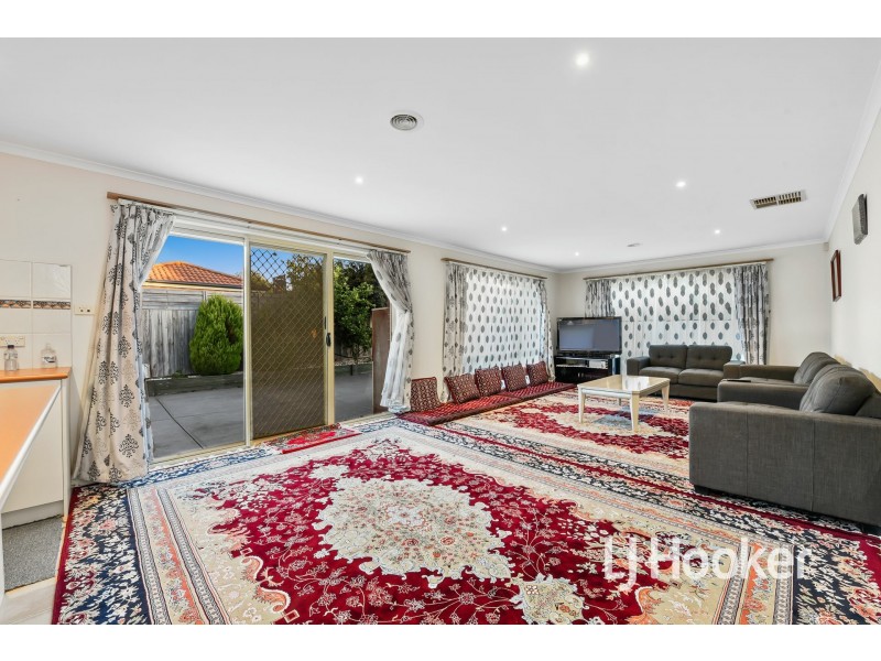 19 Nyarrin Place, Cranbourne West VIC 3977