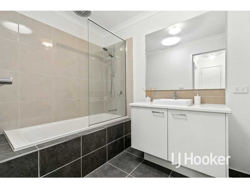 23 Myrtleford Avenue, Clyde VIC 3978