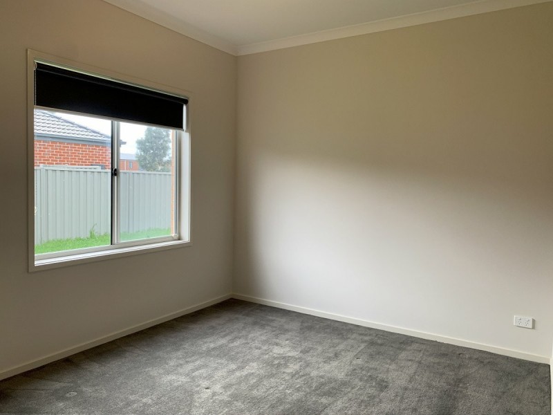 127 Lineham Drive, Cranbourne East VIC 3977