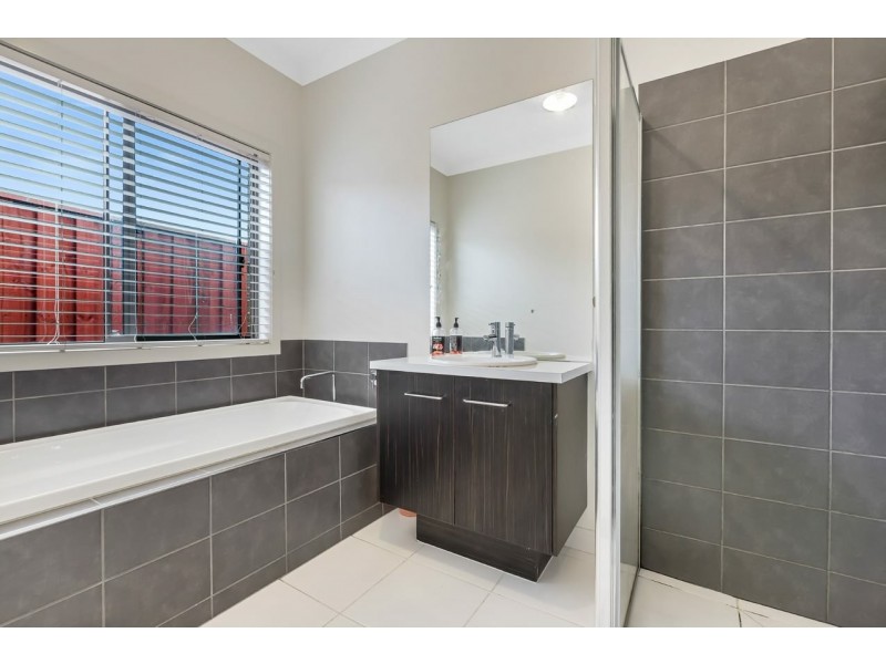 24 Merritt Avenue, Cranbourne West VIC 3977