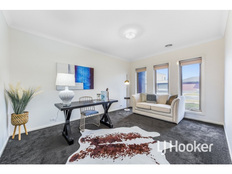 8 Bankton Avenue, Cranbourne East VIC 3977