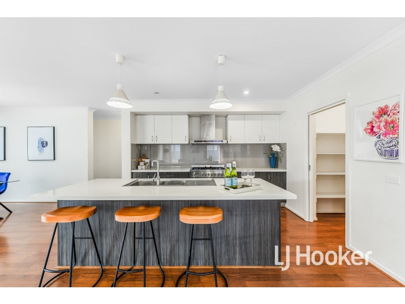 8 Bankton Avenue, Cranbourne East VIC 3977