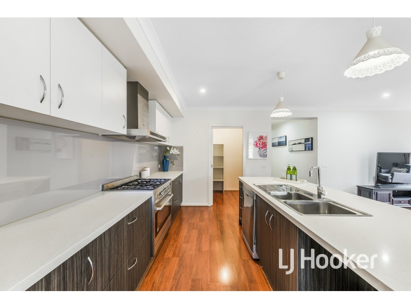 8 Bankton Avenue, Cranbourne East VIC 3977