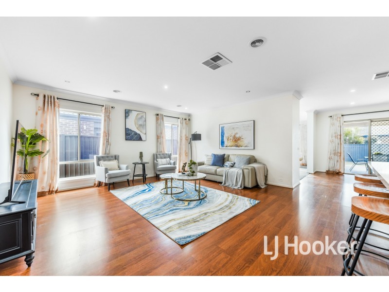 8 Bankton Avenue, Cranbourne East VIC 3977