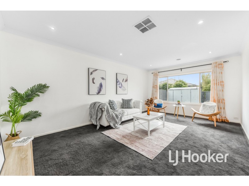 8 Bankton Avenue, Cranbourne East VIC 3977