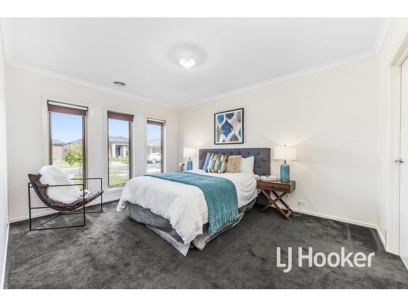 8 Bankton Avenue, Cranbourne East VIC 3977