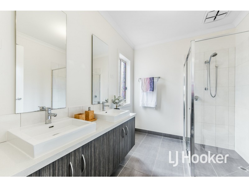 8 Bankton Avenue, Cranbourne East VIC 3977