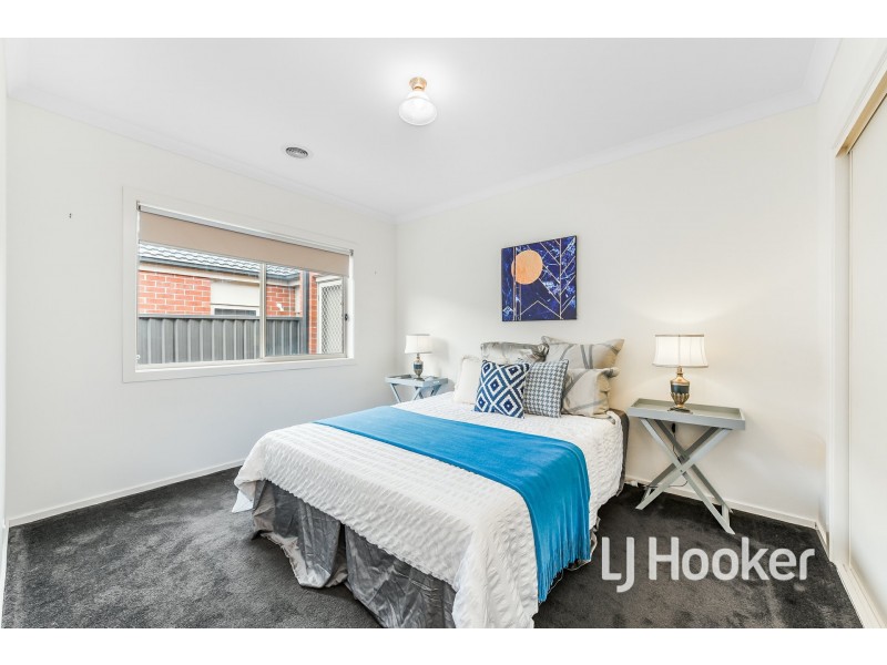 8 Bankton Avenue, Cranbourne East VIC 3977