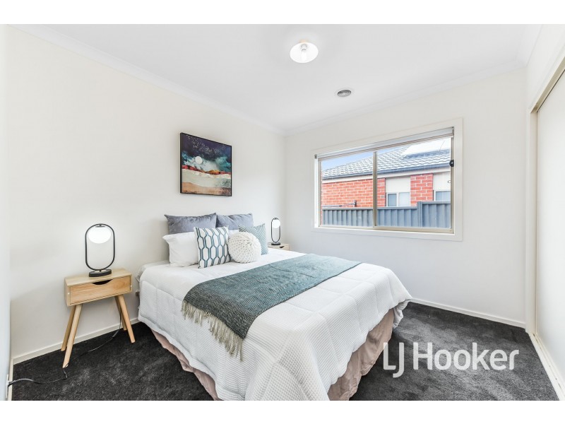 8 Bankton Avenue, Cranbourne East VIC 3977